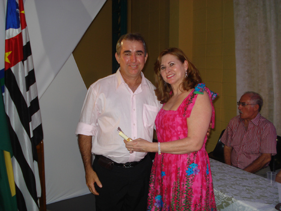 Zinho Cantori recebe o certificado da diretora do CEES, Elena de Jesus Robles Munhoz Manente